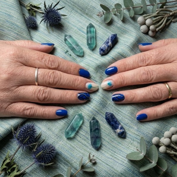 pose de vernis semi permanent avec motifs bleu